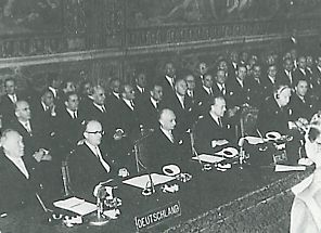< signature du trait� de la CEE, � Rome, le 25 mars 1957 >