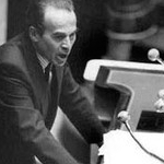 Robert Badinter (53 ans) &agrave; la tribune de l'Assembl&eacute;e nationale, d&eacute;fendant son projet d'abolition de la peine de mort, le 17 septembre 1981