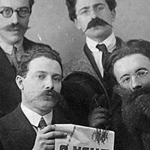 Photographie d'Andr&eacute; Breton, Ren&eacute; Hilsum, Louis Aragon et Paul Eluard prise pour la sortie de Dada 3, 1920, Paris, Centre Pompidou