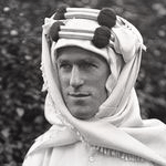 T.E. Lawrence pose pour Lowell Thomas dans sa tenue de l&eacute;gende (Lawrence d'Arabie, 16 août 1888 - 19 mai 1935)