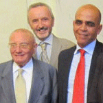 Un laur&eacute;at r&eacute;compens&eacute; par le ministre Kader Arif (&agrave; droite ; au second plan, Andr&eacute; Laran&eacute;)