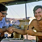 Maurice Taïeb et Donald Johannson, avec les restes de Lucy, sous leur tente en 1974 (DR)