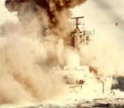 Le Coventry victime d'une attaque de l'aéronavale argentine pendant la guerre des Malouines en 1982 (DR)