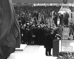 Andr&eacute; Malraux accueille Jean Moulin au Panth&eacute;on (19 d&eacute;cembre 1964)