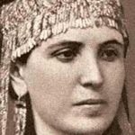 Sophie Schliemann rev&ecirc;tue des bijoux du "tr&eacute;sor de Priam"