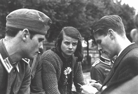 Sophie Scholl, son frère Hans et leur ami Christoph Probst Sophie Scholl, son frère Hans et leur ami Christoph Probst