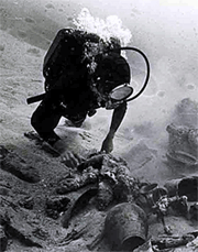 Frédéric Dumas sur une épave de l'ile de Dhia devant Héraklion en 1976, lors d'une campagne de la Calypso (photographie aimablement communiquée parRobert Pollio) Frédéric Dumas sur une épave de l'ile de Dhia devant Héraklion en 1976, lors d'une campagne de la Calypso (photographie aimablement communiquée parRobert Pollio)