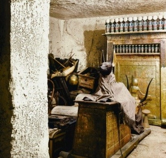 La chambre du trésor de Toutankhamon et son bric-à-brac tel que le découvrirent Carter et Carnarvon