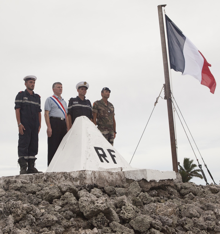 Une patrouille française présente les armes devant la stèle de Clipperton  © Stéphane Dugast 2001-2023
