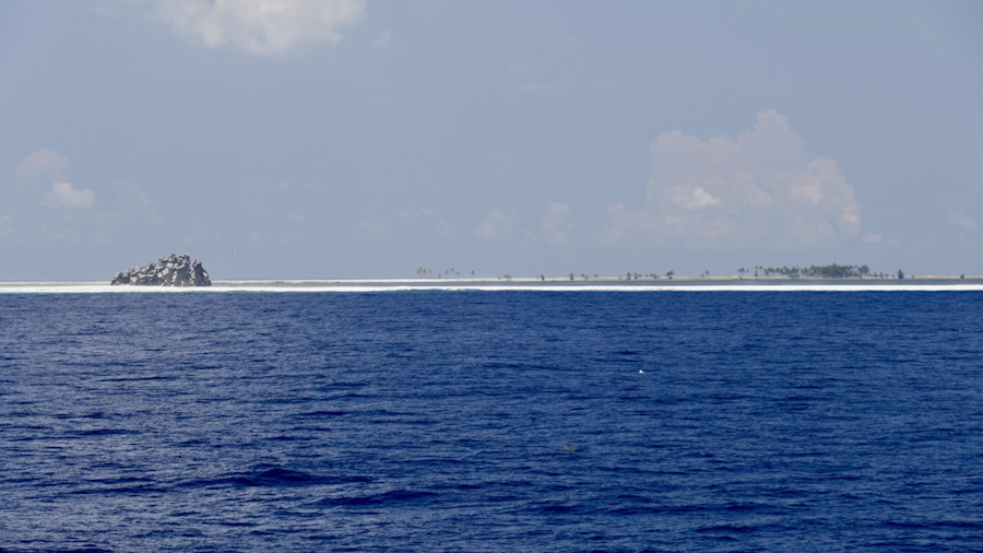 Vue de l'anneau corallien de Clipperton du large et de la plage (agrandissement) © Ste?phane Dugast - agence Zeppelin 2001-2015