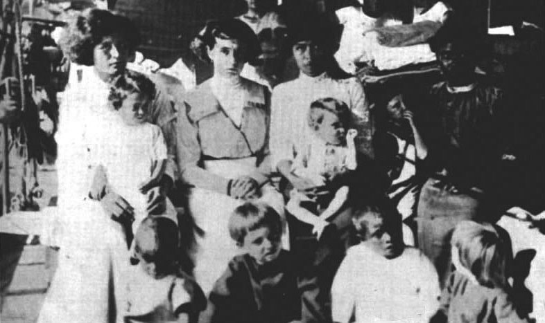 Les 11 survivants de Clipperton à bord du USS Yorktown en 1917 : Tirsa Rendon, Alicia Rovira Arnaud, Altagracia Quiroz, Rosalía et sept enfants (photo publiée par un journal d'Acapulco)