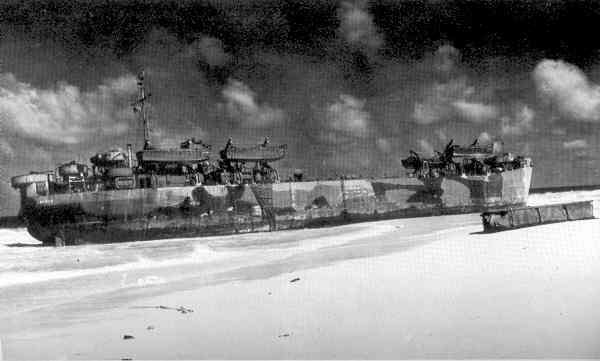 Navire de débarquement USS LST-563 échoué sur l'île de Clipperton le 22 décembre 1944