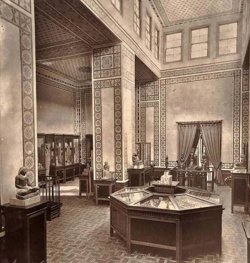 Vue de l'intérieur du Musée du Caire, à Boulaq en 1872 ; agrandissement : salle funéraire, 1889.