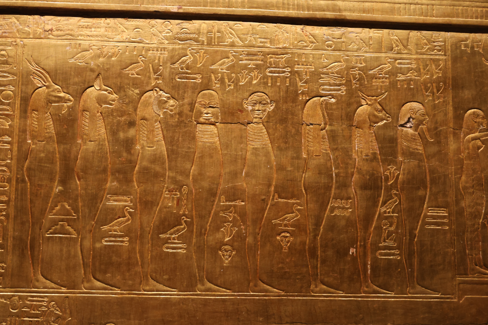 Détail d'une chapelle entourant le cercueil de Toutânkhamon (XIVe siècle avant J.-C.), Grand Egyptian Museum, photo. G. Grégor.