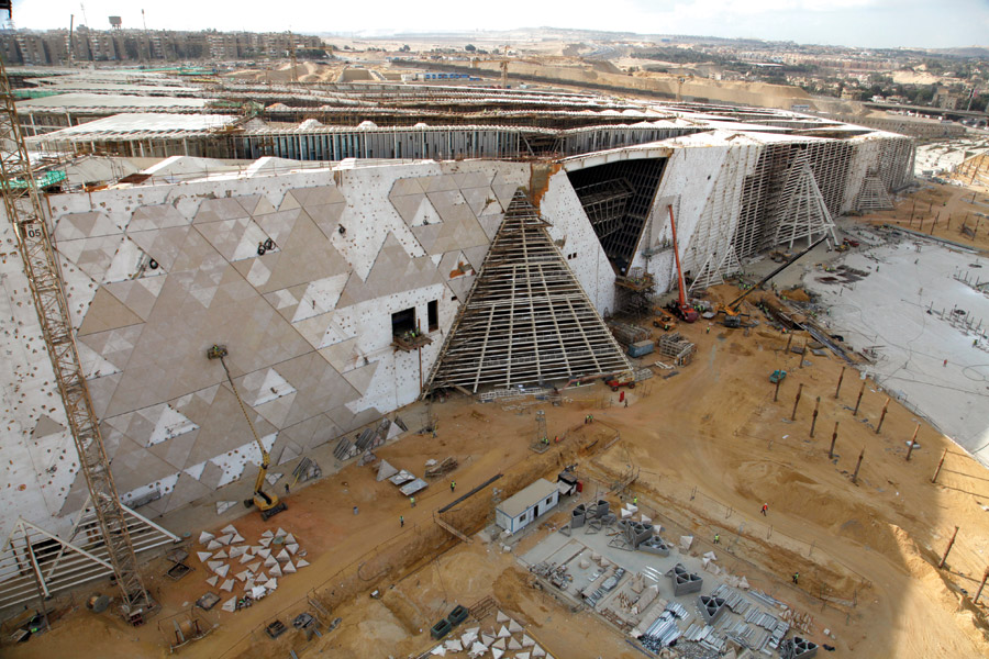 Le Grand Egyptian Museum en construction (Hill International-EHAF) ; agrandissement : statue colossale de Ramsès II (XIIIe siècle av. J.-C.) pendant la construction du musée.