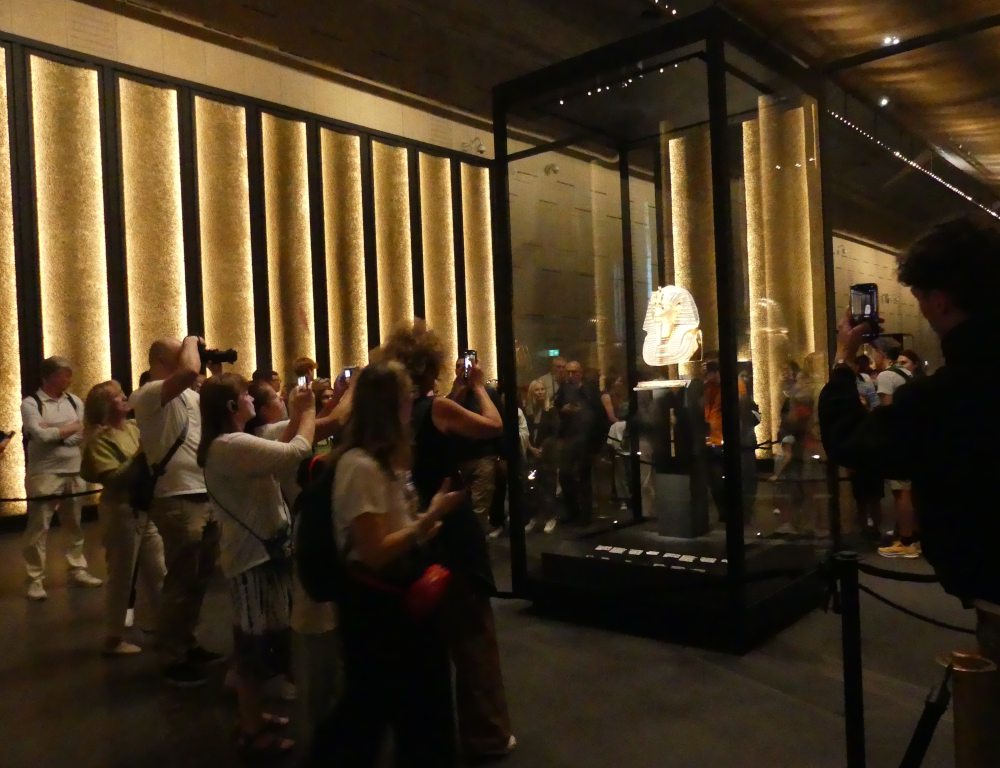 Vue du masque de Toutânkhamon (XIVe siècle avant J.-C.) pris en photographie par les visiteurs, Grand Egyptian Museum, photo. I. Grégor.