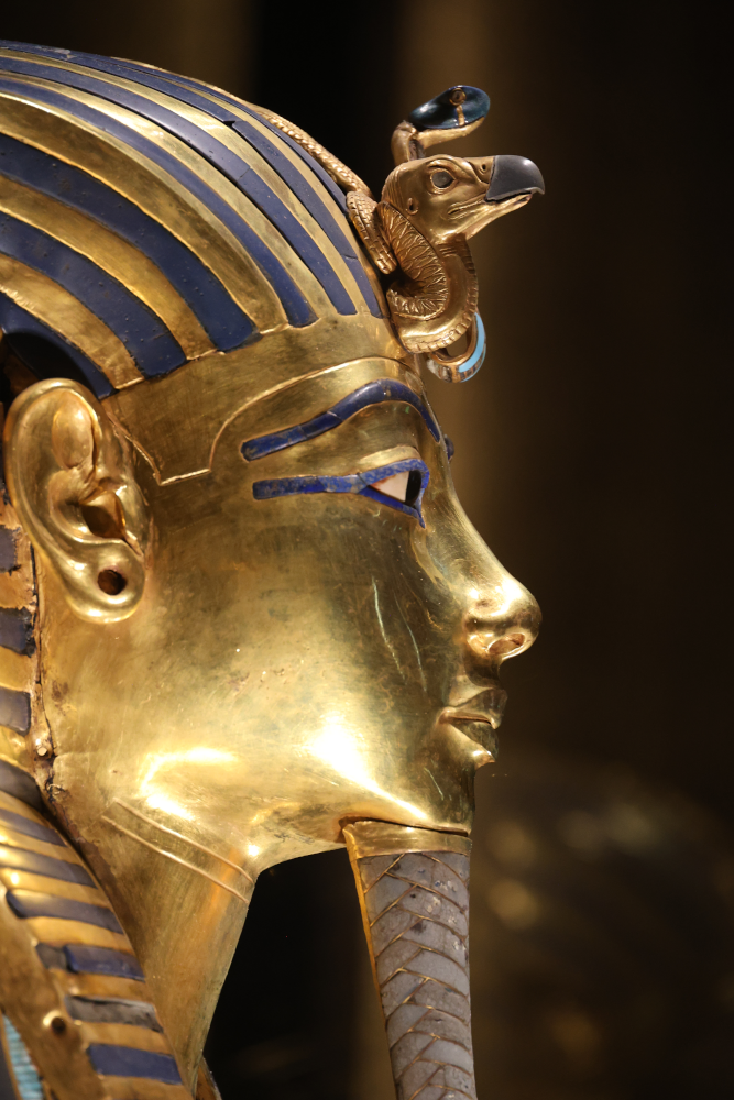 Le masque de Toutânkhamon vu de profil (XIVe siècle avant J.-C.), Grand Egyptian Museum, photo.  I. Grégor ; agrandissement : le masque de Toutankhamon vu de face