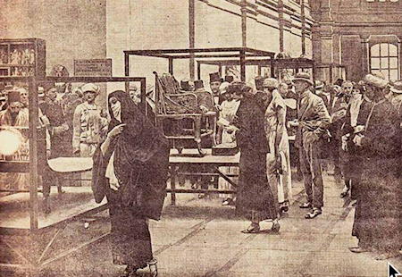 Visiteurs découvrant le trésor de Toutânkhamon au Musée du Caire, 1924 ; agrandissement : Vue du vieux musée du Caire, 2026, photo. G. Grégor.