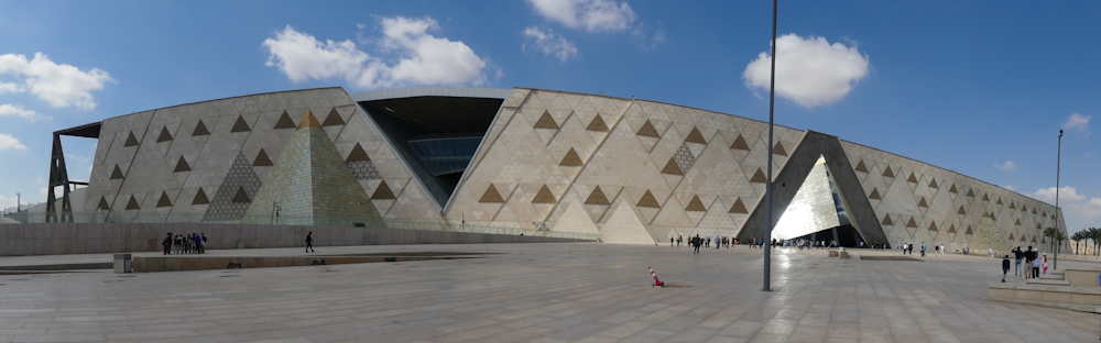 Vue générale du Grand Egyptian Museum, 2026. Photo. I. Grégor ; agrandissement : le plateau de Giseh en 1954, avec les pyramides de Giseh et le site sur lequel est implanté aujourd'hui le GEM, tout à côté de l'agglomération cairote. 