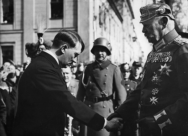 Le chancelier Hitler et le Reichspresident Paul von Hindenburg (mars 1933)