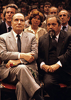 Le président François Mitterrand assis auprès d'Alain Bombard, secrétaire d'état auprès du ministre de l'Environnement (1981).