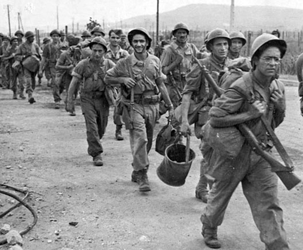 Les troupes françaises remontent vers Toulon après être débarquées près de Saint-Tropez (photo : ECPAD). Agrandissement : les tabors marocains et les goumiers algériens de l'armée de De Lattre défilent à Marseille le 29 août 1944 (photo : ECPAD).