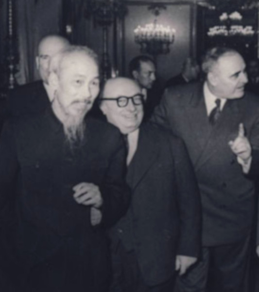 Jacques Duclos (deuxième à partir de la gauche) à Moscou en 1955, entourés d'autres responsables communistes parmi lesquels Hô Chi Minh, secrétaire général du Parti communiste vietnamien et Chivu Stoica, homme d'État roumain. Agrandissement : Timbre de l'Union soviétique en l'honneur du leader communiste français Maurice Thorez, 1964.