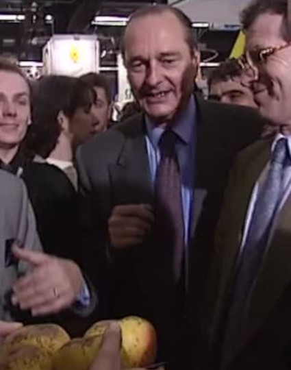 Mangez des pommes ! Le slogan détourné de Jacques Chirac pendant la présidentielle de 1995. Agrandissement : Emmanuel Macron en vacances à La Mongie dans les Hautes-Pyrénées, décembre 217.