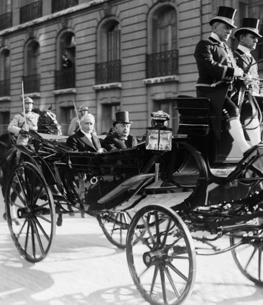 Paul Deschanel, président de la République française élu, se rendant au palais de l'Élysée pour sa prise de fonction, accompagné d'Alexandre Millerand, président du Conseil, Agence Rol, le 18 février 1920, Paris, BnF, Gallica. Agrandissement : Obsèques de Paul Deschanel, Agence Rol, le 3 mai 1922, Paris, BnF, Gallica.
