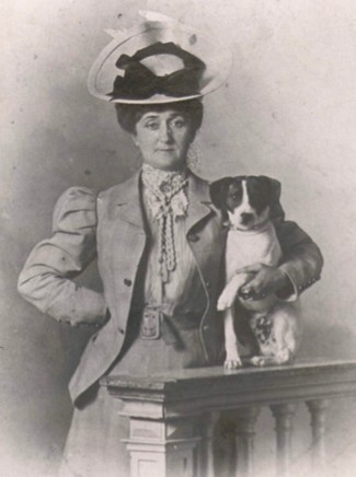 Portrait de la mère d'Apollinaire, Madame de Kostrowitzky, s. d. En agrandissement, Guillaume Apollinaire en premier communiant, 1891, Paris, Bibliothèque littéraire Jacques Doucet.