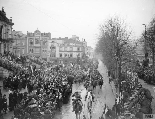 John Warwick Brooke, La libération de la Belgique. Le général de brigade Algernon Lawson menant la 2e brigade de cavalerie à Spa, le 29 novembre 1918. Agrandissement : la Commission d'Armistice à Spa. Le lieutenant-général Richard Haking (britannique), le major-général Charles Rhodes (américain) et le général de division Alphonse Nudant (président et représentant français).