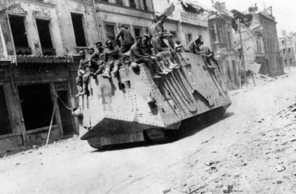 Char allemand A7V à Roye (Somme), 21 mars 1918. Agrandissement : Offensives du Printemps à travers les friches de la Somme. 