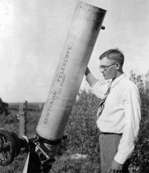 Clyde Tombaugh vers 1930. Agrandissement : Grote Reber devant son radiotélescope, reconstruit dans l'observatoire de Green Bank (Virginie-Occidentale), années 1960.