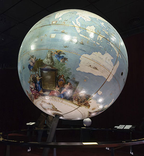 Globes de Coronelli (dit Globes de Marly), XVIIe siècle. Globe terrestre à la bibliothèque nationale de France, site François-Mitterrand. Agrandissement : Globe céleste au Grand Palais (Paris).