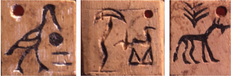 Premiers hiéroglyphes vers 3300 av. J.-C. à Abydos, dans la tombe d'un roi dit Scorpion