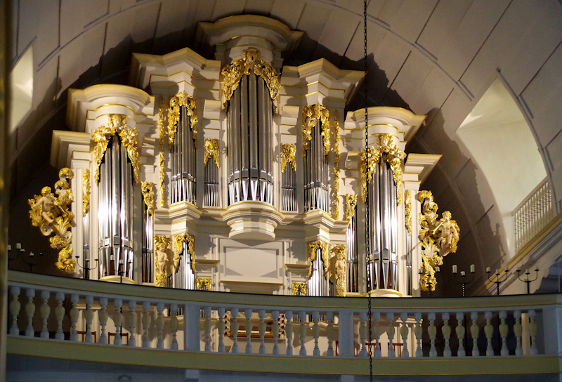 Orgue de Jean-Sébastian Bach dans l'église Neue Kirch d'Arnstadt, 1703 ; agrandissement : Jean-Sébastien Bach, Page de titre du Petit livre de l'orgue, 1720, Leipzig, Archives Bach.