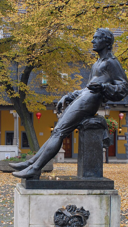 Bernd Göbel, Statue de Jean-Sébastian Bach jeune, Arnstadt, 1985 ; agrandissement : Carll Seffner, Statue de Johann Sebastian Bach, 1907, Leipzig.