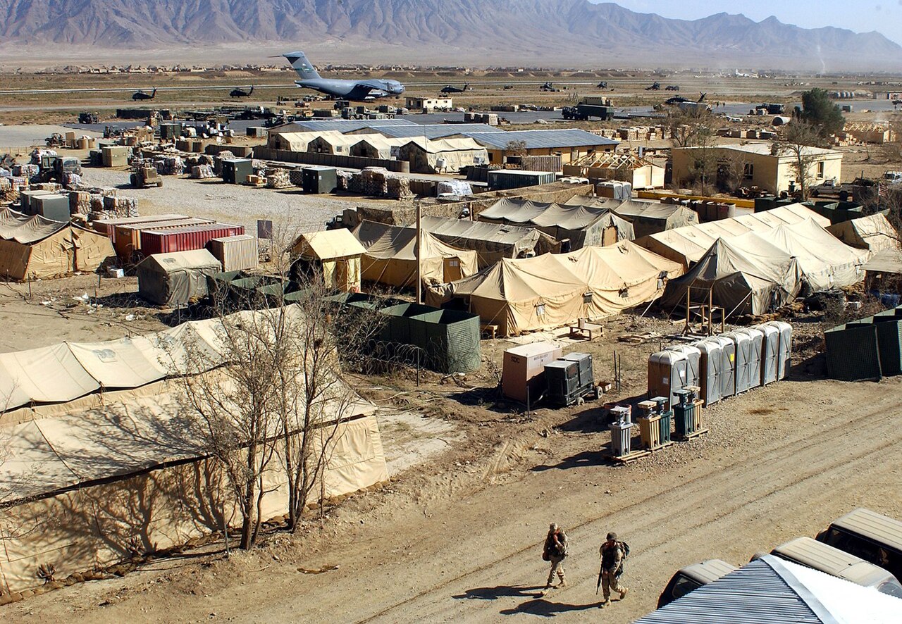 Base américaine de Bagram (Afghanistan, 2002) Base américaine de Bagram (Afghanistan, 2002)