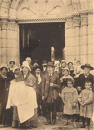 Baptême dans un village du Cantal au début du XXe siècle