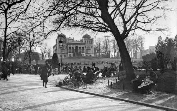 Le parc Montsouris et la réplique du palais du Bardo de Tunis, construite pour l'Exposition universelle de 1867, réinstallée dans le parc et incendiée le 5 mars 1991