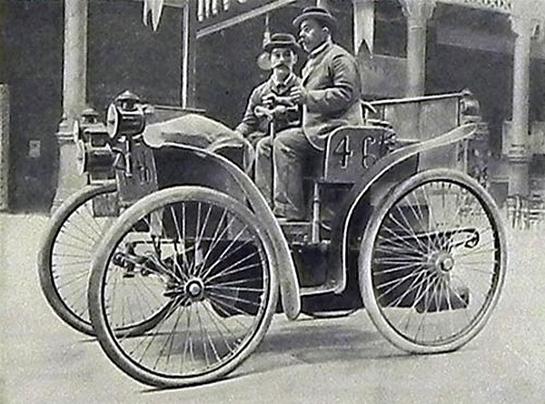 L'éclair en 1895 (des frères Michelin au Paris-Bordeaux-Paris, première voiture sur pneumatiques, avec un châssis Peugeot), in Histoire de l'automobile, Pierre Souvestre, éd. H. Dunod et E. Pinat, 1907. Cette dernière est réalisée à partir d?un châssis Peugeot sur lequel les frères Michelin installent un moteur Daimler de 4ch destiné aux bateaux.