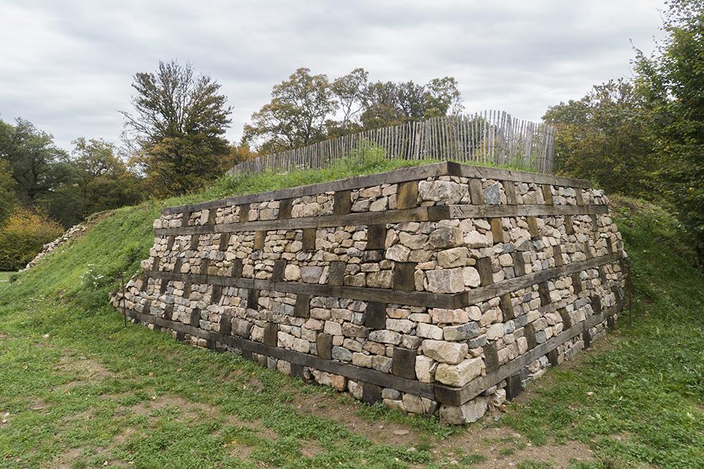 Restauration des murailles de l'oppidum de Bibracte (Saône-et-Loire) ; agrandissement : vue imaginaire de l'oppidum de Bibracte au temps des Éduens 