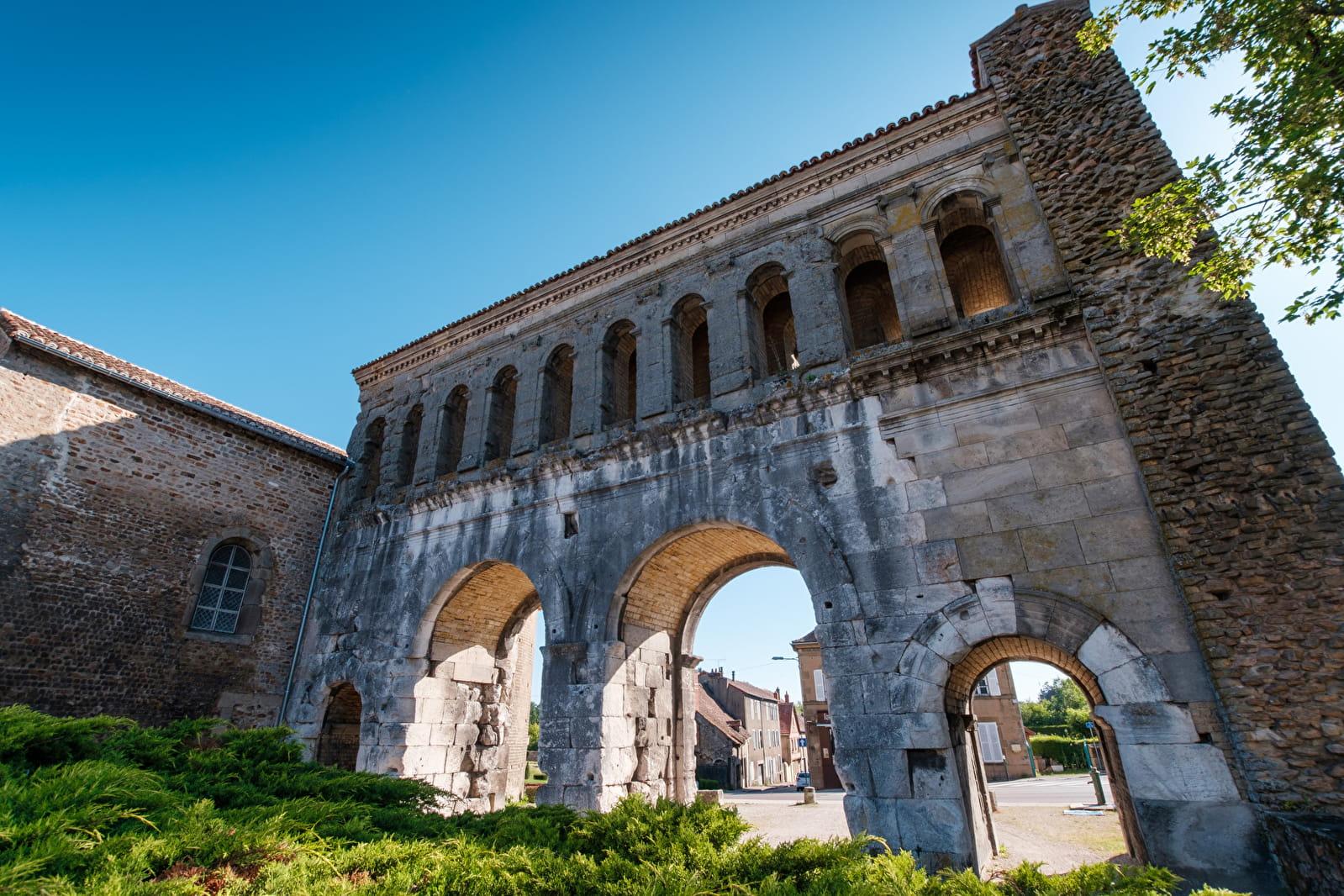 La Porte Saint-André à Autun, cité gallo-romaine installée dans la vallée de la Saône à quelques kilomètres de l'ancien oppidum de Bibracte