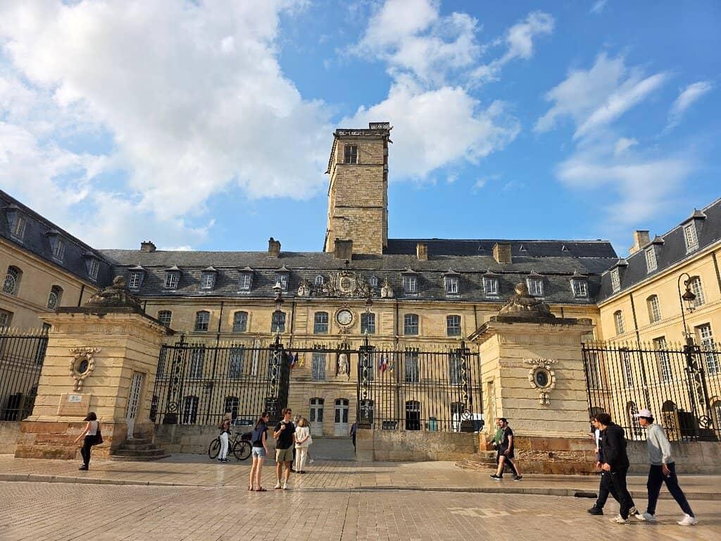 Palais des ducs et des États de Bourgogne (Dijon) ; agrandissement : Hôtel-Dieu des Hospices de Beaune