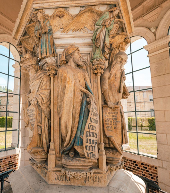 Le puits de Moïse dans la Chartreuse de Champmol (Côte d'Or) ; agrandissement : les tombeaux des Ducs dans le Palais de Dijon
