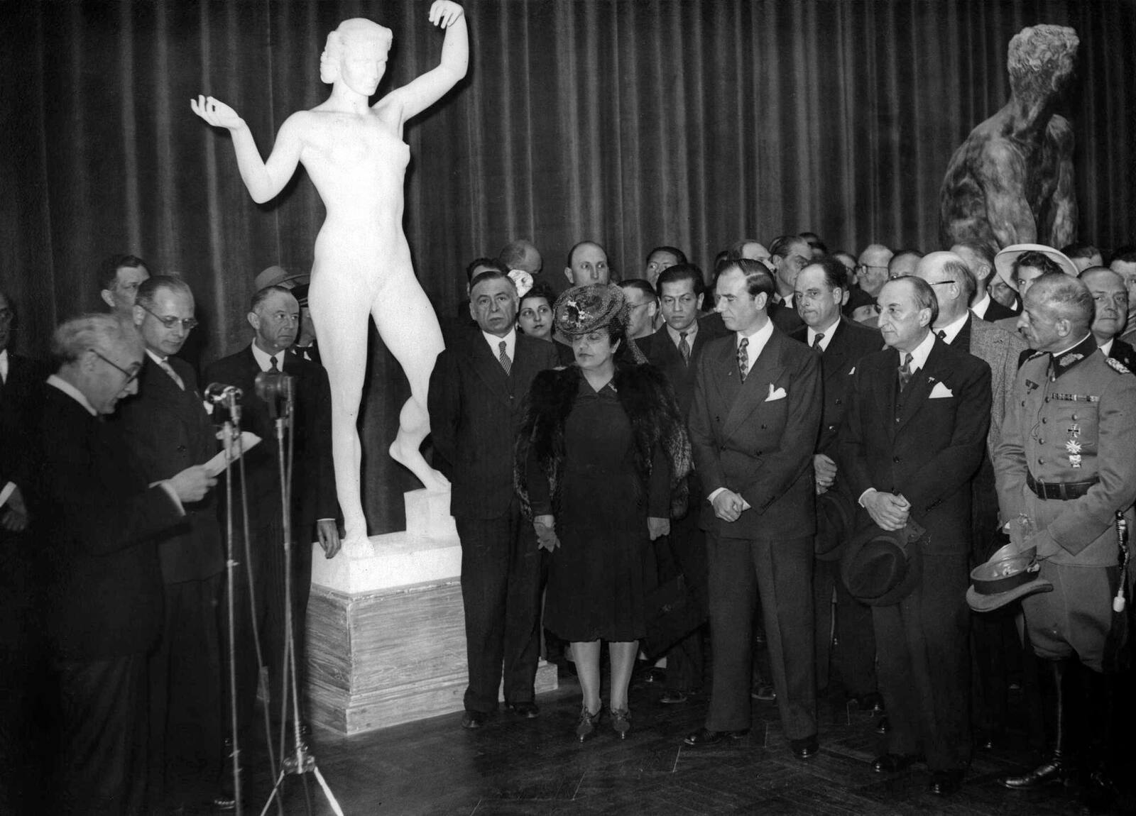 Inauguration de l'exposition Arno Breker à l'Orangerie le 15 mai 1942 ; noter le caractère compassé de la cérémonie