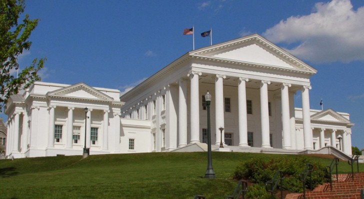 Le Capitole de Richmond, capitale de l'État de Virginie, est construit en 1785-1788 d'après les plans de Thomas Jefferson et l'architecte français Charles-Louis Clérisseau directement inspirés de la Maison Carrée de Nîmes