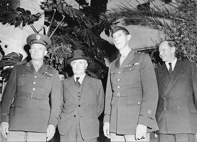 Rencontre à Alger le 13 novembre 1942 entre le général Eisenhower, l'amiral Darlan, le major général Mark W. Clark et l'ambassadeur Robert Murphy 