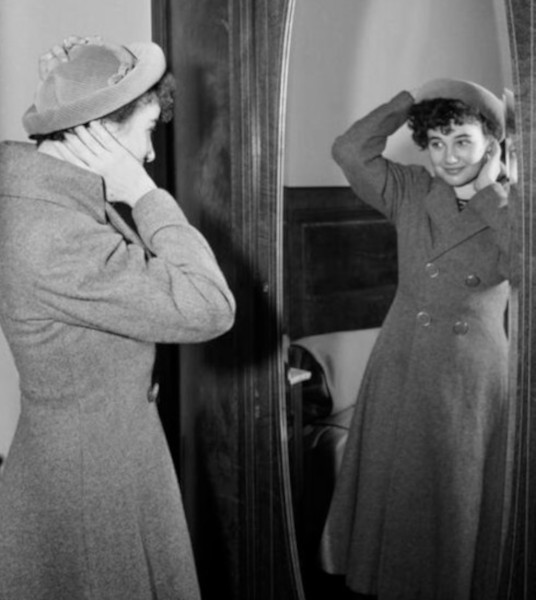 Émile Muller, Jeune femme mettant son chapeau, 1950, Charenton-le-Pont, Médiathèque du Patrimoine et de la Photographie.