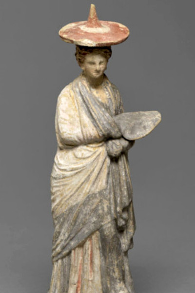 Figure dite de Tanagra, vers 320-200 avant J.-C., Paris, musée du Louvre. Agrandissement : Figurine avec un chapeau haut, Suse, Iran, IVe-VIe siècle apr. J.-C., Téhéran, musée national.